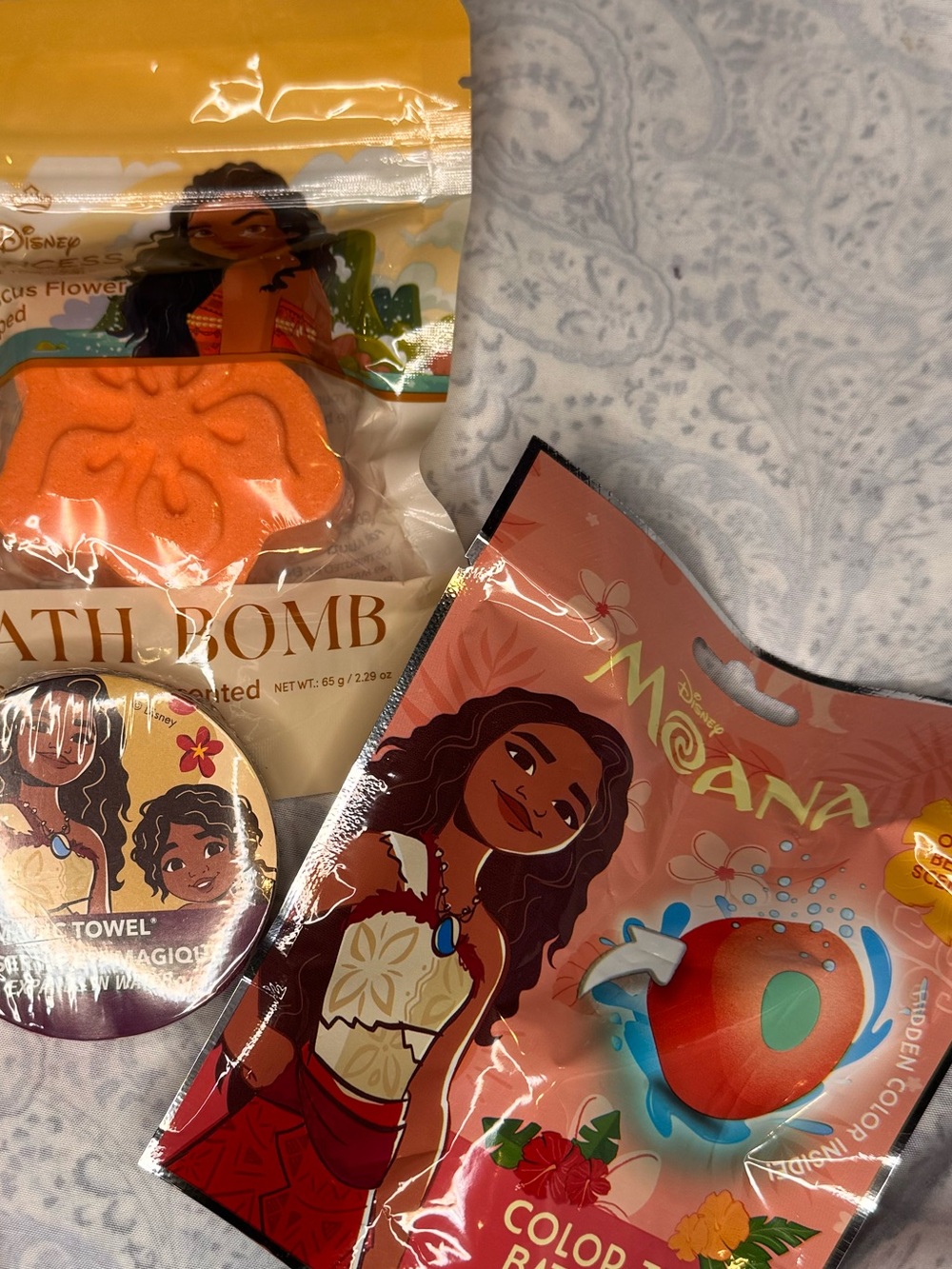 Disney Moana Bath Set — 2 bath bombs, bubble bath & magic expanding washcloth - Picture 3 of 3